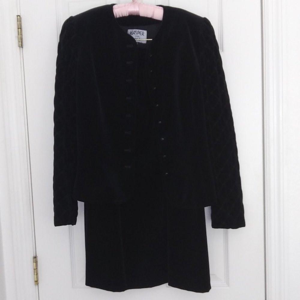 Vintage Kasper Black Velvet Suit - Midi - Size 8/9